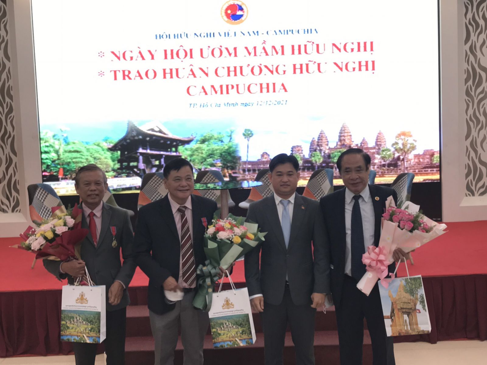 TS. Sok Dareth trao