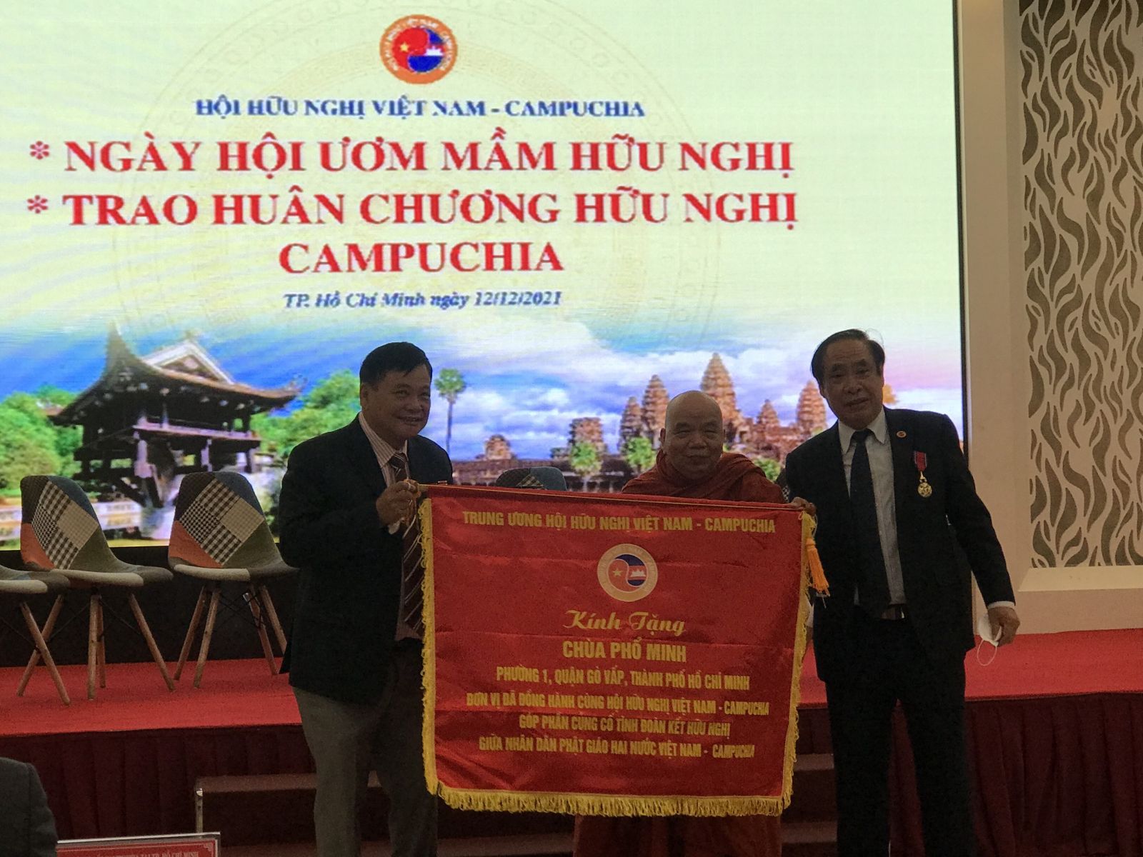 L&amp;atilde;nh đạo Trung ương Hội Hữu nghị VN-CPC, tặng