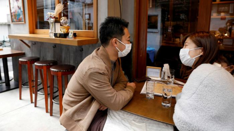 Quan điểm trong lĩnh vực dịch vụ tăng l&amp;ecirc;n trong cuộc khảo s&amp;aacute;t mới nhất của Tankan, mặc d&amp;ugrave; thực kh&amp;aacute;ch kh&amp;ocirc;ng thoải m&amp;aacute;i khi đi ăn ở ngo&amp;agrave;i