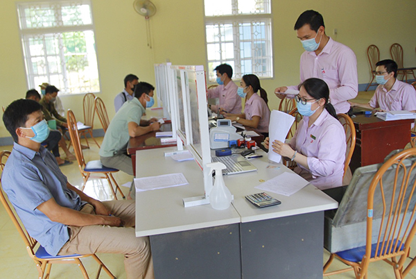 NHCSXH tỉnh Sơn La tổ chức giao dịch định kỳ tại x&amp;atilde;, gi&amp;uacute;p người d&amp;acirc;n tiếp cận vốn vay ch&amp;iacute;nh s&amp;aacute;ch được thuận lợi v&amp;agrave; giảm chi ph&amp;iacute; đi lại