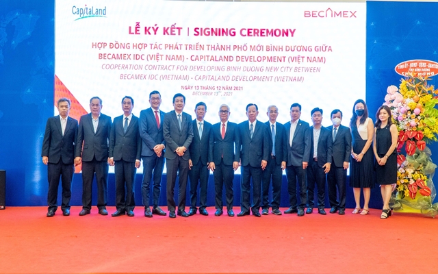 &amp;Ocirc;ng Nguyễn Văn Lợi - UVBCH TW Đảng, B&amp;iacute; thư tỉnh ủy, Trưởng đo&amp;agrave;n Đại biểu Quốc hội tỉnh B&amp;igrave;nh Dương; &amp;ocirc;ng V&amp;otilde; Văn Minh, Ph&amp;oacute; b&amp;iacute; thư tỉnh ủy, Chủ tịch UBND tỉnh B&amp;igrave;nh Dương tặng hoa v&amp;agrave; qu&amp;agrave; lưu niệm cho L&amp;atilde;nh đạo 2 tập đo&amp;agrave;n để ch&amp;uacute;c mừng th&amp;agrave;nh c&amp;ocirc;ng hợp t&amp;aacute;c