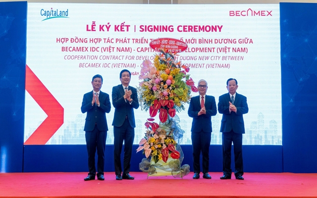 &amp;Ocirc;ng Nguyễn Văn H&amp;ugrave;ng, Chủ tịch HĐQT Tổng C&amp;ocirc;ng ty Becamex IDC trao qu&amp;agrave; lưu niệm cho đại diện l&amp;atilde;nh đạo Capitaland để mừng th&amp;agrave;nh c&amp;ocirc;ng của sự hợp t&amp;aacute;c