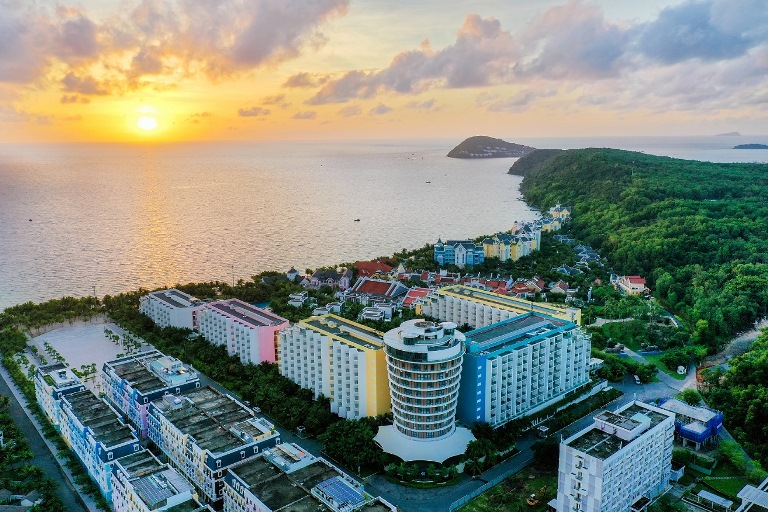 Khu nghỉ dưỡng Premier Residences Phu Quoc Emerald Bay  với thiết kế th&amp;ugrave;ng nước mắm đặc sắc, nằm trong tổ hợp b&amp;atilde;i Kem