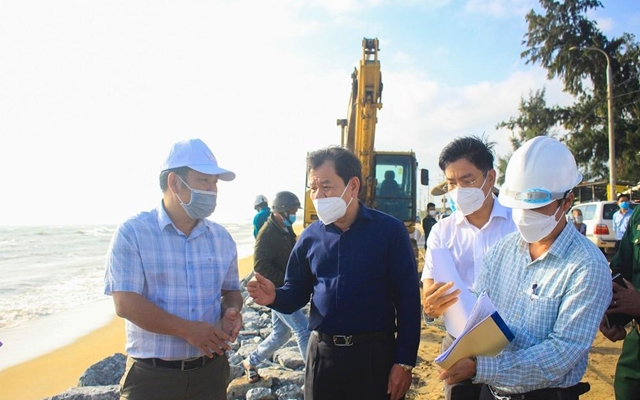 Chủ tịch UBND tỉnh Quảng Ngãi Đặng Văn Minh (Giữa) đi kiểm tra thực tế sạt lở bờ biển thôn Phổ Trường, xã Nghĩa An Chủ tịch UBND tỉnh Quảng Ngãi Đặng Văn Minh (Giữa) đi kiểm tra thực tế sạt lở bờ biển thôn Phổ Trường, xã Nghĩa An