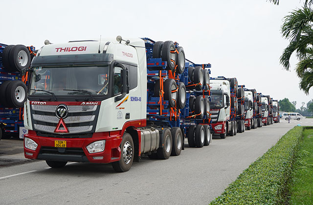 Thaco vận chuyển l&amp;ocirc; h&amp;agrave;ng sơ mi rơ mo&amp;oacute;c đầu ti&amp;ecirc;n ra cảng biển để xuất khấu.