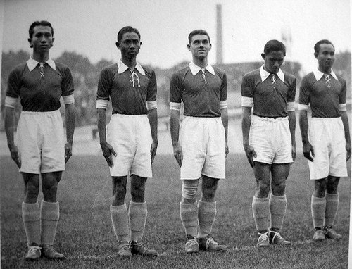 Dutch East Indies thi đấu loại trực tiếp với Hungary v&amp;agrave; để thua 0-6