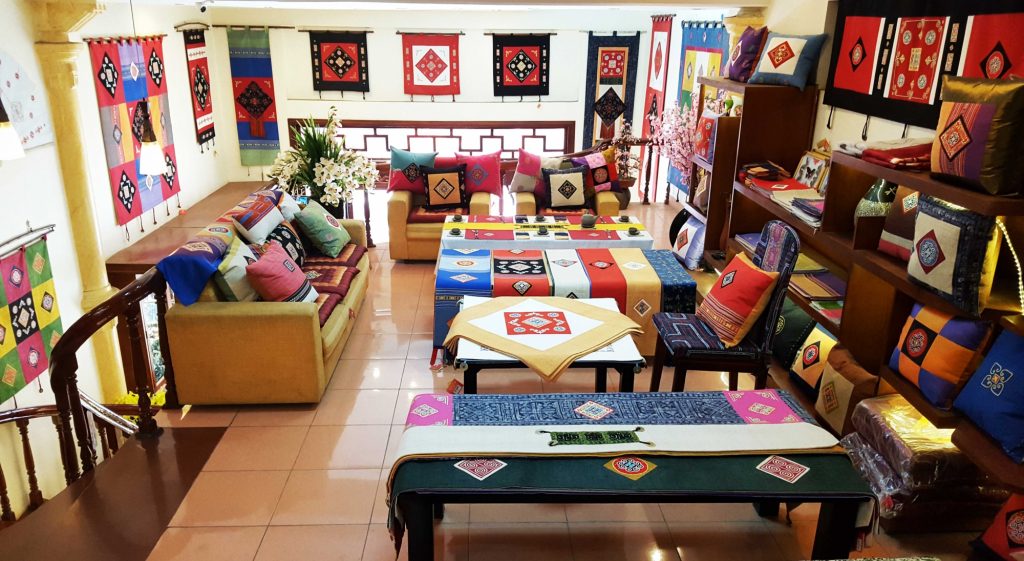 Tấm trải trang tr&amp;iacute; Thổ cẩm, Bộ trang tr&amp;iacute; b&amp;agrave;n ăn Thổ cẩm (C&amp;ocirc;ng ty TNHH Thương mại Tổng hợp Lan Rừng).