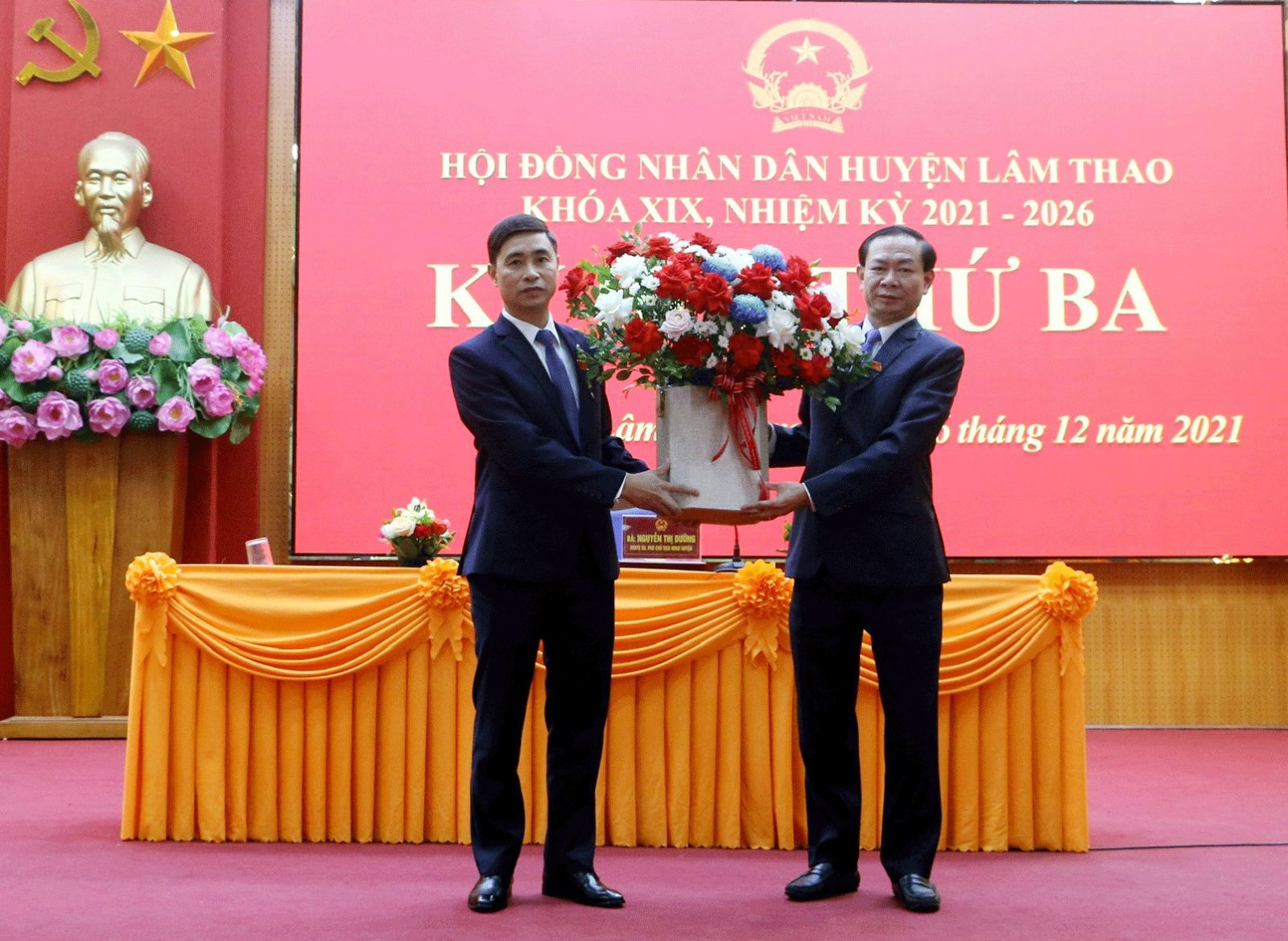 Chủ nhiệm Ủy ban Kiểm tra Tỉnh ủy Ph&amp;uacute; Thọ- Đinh C&amp;ocirc;ng Thực tặng hoa ch&amp;uacute;c mừng đồng ch&amp;iacute; B&amp;ugrave;i Ho&amp;agrave;i Giang được bầu l&amp;agrave;m Chủ tịch HĐND huyện L&amp;acirc;m Thao kh&amp;oacute;a XIX, nhiệm kỳ 2021 - 2026