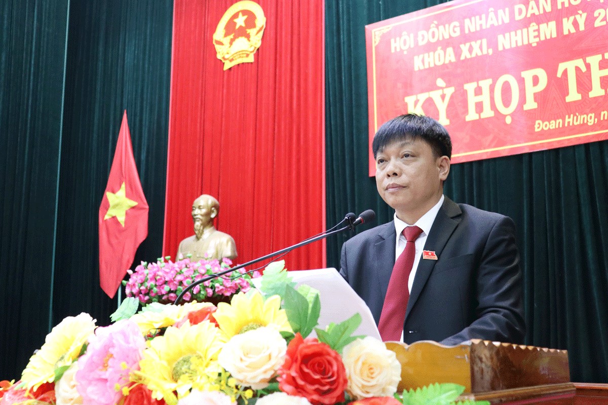 Đồng ch&amp;iacute; L&amp;ecirc; Văn Phượng - TUV, B&amp;iacute; thư Huyện ủy, Chủ tịch HĐND huyện Đoan H&amp;ugrave;ng ph&amp;aacute;t biểu tại kỳ họp