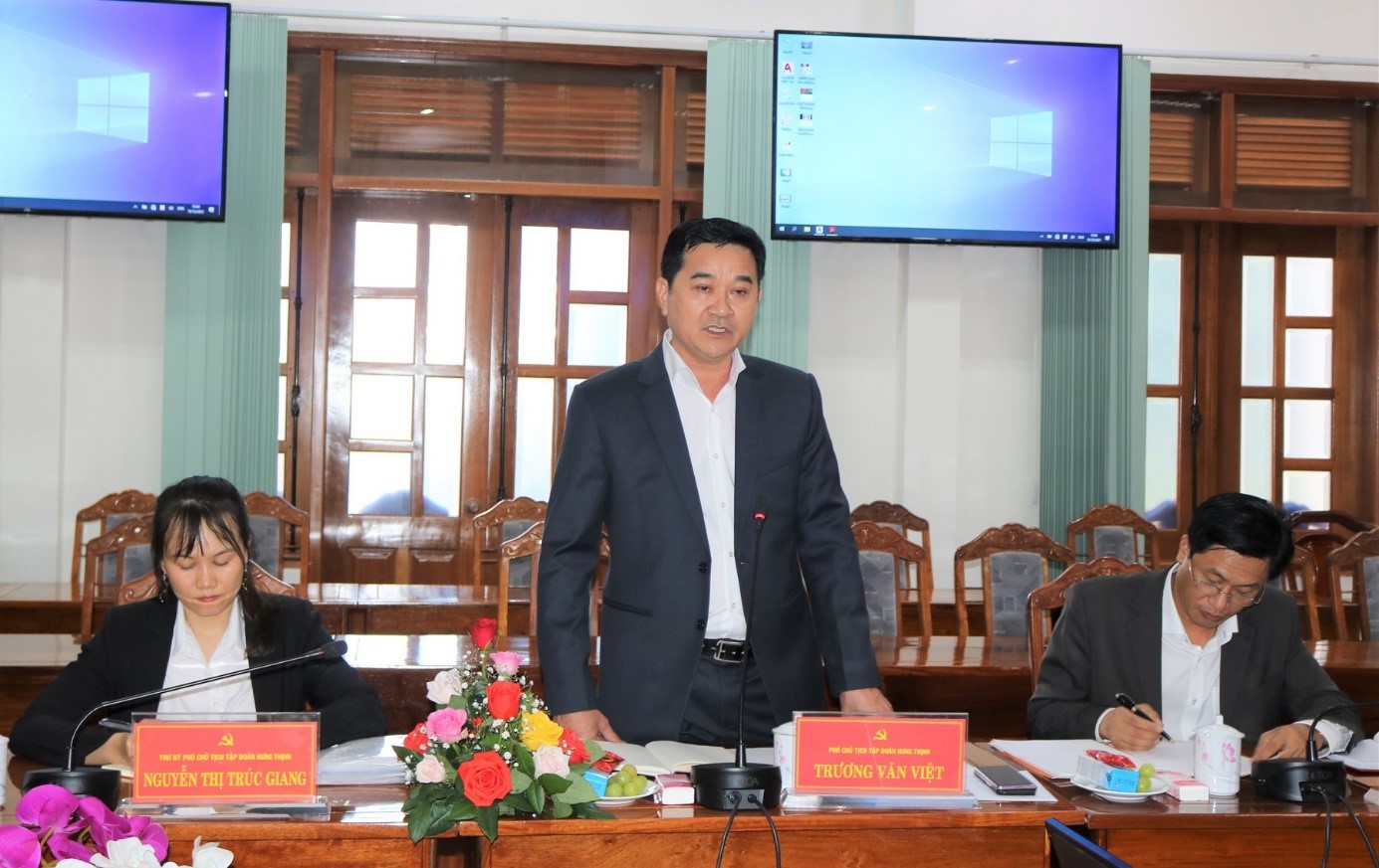 &amp;ocirc;ng Trương Văn Việt - Ph&amp;oacute; Chủ tịch Tập đo&amp;agrave;n Hưng Thịnh v&amp;agrave; c&amp;aacute;c th&amp;agrave;nh vi&amp;ecirc;n trong đo&amp;agrave;n c&amp;ocirc;ng t&amp;aacute;c thuộc Tập đo&amp;agrave;n Hưng Thịnh