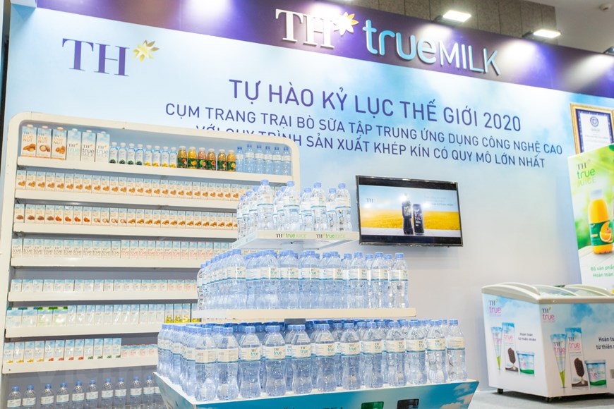 C&amp;oacute; mặt tại sự kiện l&amp;agrave; những sản phẩm cao cấp của TH được người ti&amp;ecirc;u d&amp;ugrave;ng y&amp;ecirc;u th&amp;iacute;ch v&amp;agrave; tin d&amp;ugrave;ng, như sữa tươi tiệt tr&amp;ugrave;ng TH true MILK, sữa chua TH true YOGURT, sữa hạt TH true NUT, nước tinh khiết TH true WATER, nước tr&amp;aacute;i c&amp;acirc;y TH true JUICE, nước gạo rang TH true RICE, tr&amp;agrave; xanh tự nhi&amp;ecirc;n TH true TEA, sữa tươi tiệt tr&amp;ugrave;ng bổ sung yến mạch TH true MILK LIGHT MEAL&amp;hellip; (Ảnh: PV/Vietnam+)