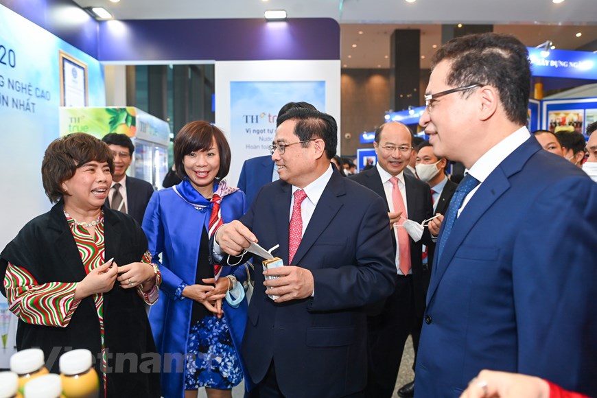 Thủ tướng Ch&amp;iacute;nh phủ Phạm Minh Ch&amp;iacute;nh gh&amp;eacute; thăm gian h&amp;agrave;ng của TH true MILK tại hội nghị. B&amp;agrave; Th&amp;aacute;i Hương &amp;ndash; Nh&amp;agrave; s&amp;aacute;ng lập Tập đo&amp;agrave;n TH - đ&amp;atilde; mời Thủ tướng thưởng thức TH true MILK LIGHT MEAL, một trong những giải ph&amp;aacute;p dinh dưỡng l&amp;agrave;nh mạnh, s&amp;aacute;ng tạo từ sữa tươi sạch v&amp;agrave; ngũ cốc mới nhất của Tập đo&amp;agrave;n TH, đầu ti&amp;ecirc;n v&amp;agrave; duy nhất tr&amp;ecirc;n thị trường hiện nay. (Ảnh: PV/Vietnam+)
