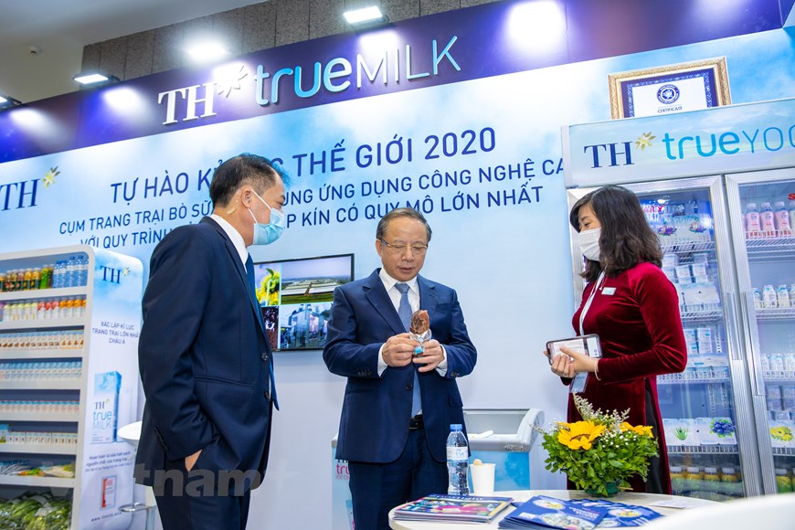 Tiến sỹ Nguyễn Văn Th&amp;acirc;n - Chủ tịch Hiệp hội Doanh nghiệp nhỏ v&amp;agrave; vừa Việt Nam thăm gian h&amp;agrave;ng. (Ảnh: PV/Vietnam+)