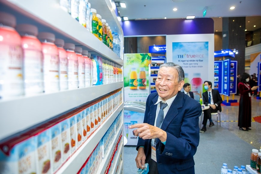 &amp;Ocirc;ng Trần Tam Gi&amp;aacute;p - Chủ nhiệm C&amp;acirc;u lạc bộ Hưu tr&amp;iacute; Bộ Ngoại giao tham quan gian h&amp;agrave;ng của TH True MILK với những sản phẩm tốt cho sức khỏe. (Ảnh: PV/Vietnam+)