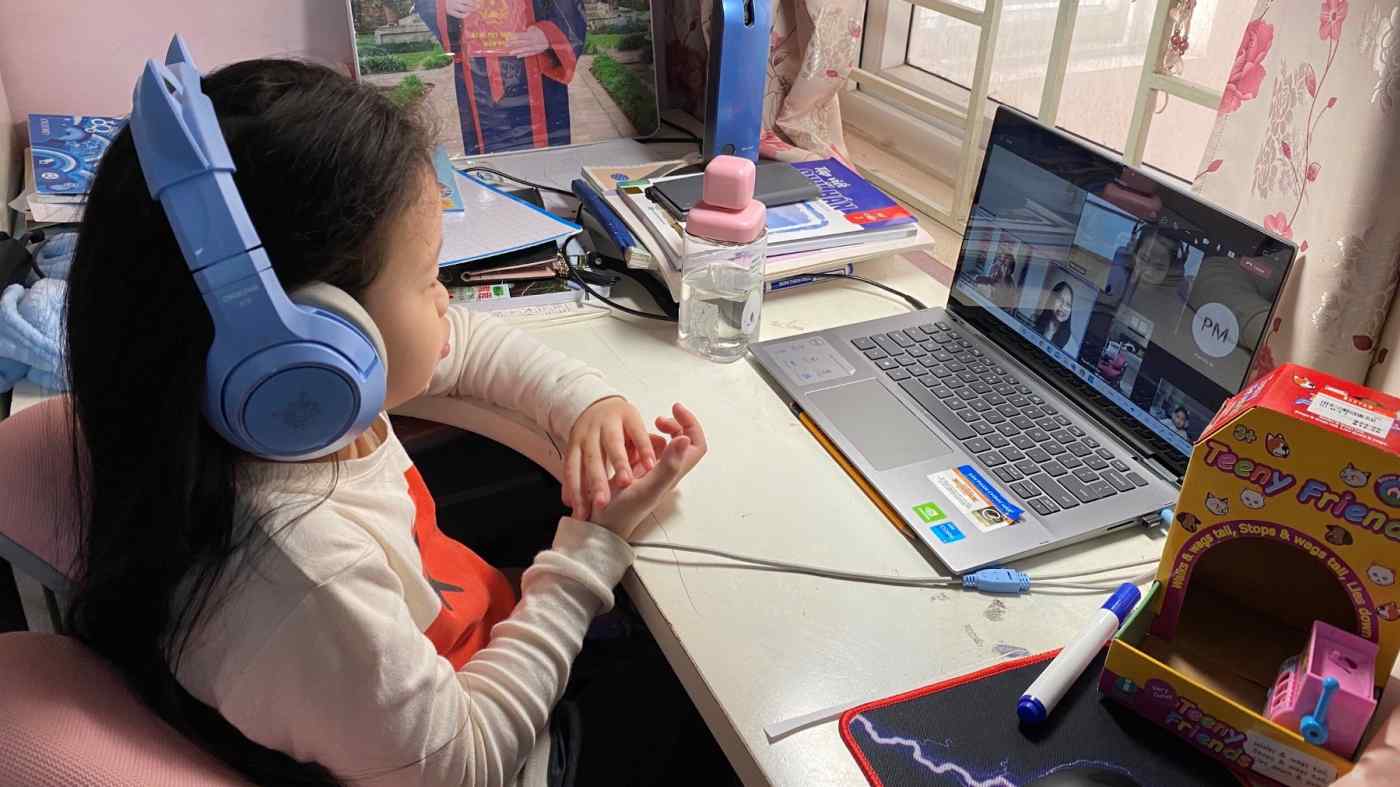 Trẻ học online tại nh&amp;agrave; trong thời gian dịch bệnh