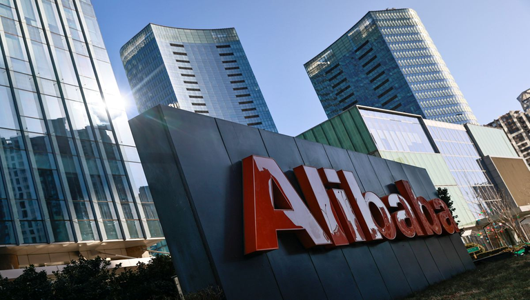 Logo của Tập đo&amp;agrave;n Alibaba tại văn ph&amp;ograve;ng của n&amp;oacute; ở Bắc Kinh, Trung Quốc v&amp;agrave;o ng&amp;agrave;y 5 th&amp;aacute;ng 1 năm 2021