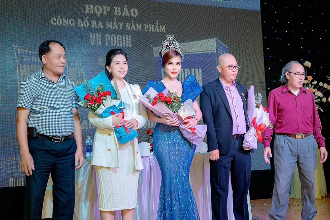 Đại diện C&amp;ocirc;ng ty cổ phần Dược phẩm Bạc Li&amp;ecirc;u trao hoa cho c&amp;aacute;c nh&amp;agrave; ph&amp;acirc;n phối tại chương tr&amp;igrave;nh k&amp;yacute; kết hợp t&amp;aacute;c