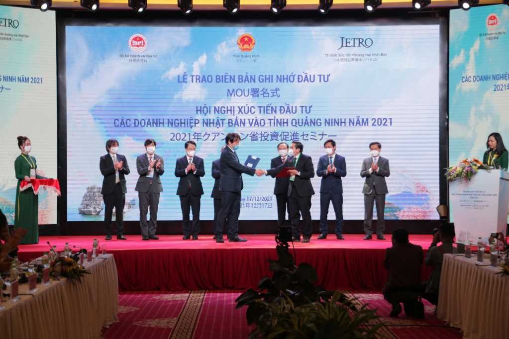 Đại diện Tập đo&amp;agrave;n Amata tại Quảng Ninh v&amp;agrave; đại diện Tập đo&amp;agrave;n Marubeni (Nhật Bản) trao bi&amp;ecirc;n bản ghi nhớ hợp t&amp;aacute;c.