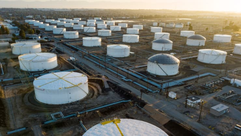 Các thùng chứa dầu nhìn từ trên cao ở Carson, California, ngày 25 tháng 4 năm 2020. Các thùng chứa dầu nhìn từ trên cao ở Carson, California, ngày 25 tháng 4 năm 2020.