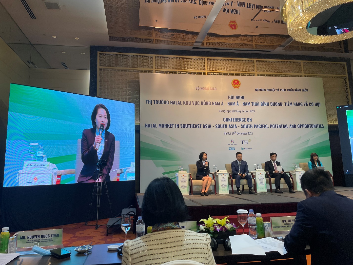 B&amp;agrave; Ho&amp;agrave;ng Thanh Thủy, Gi&amp;aacute;m đốc Kinh doanh quốc tế Tập đo&amp;agrave;n TH chia sẻ tại Hội nghị.