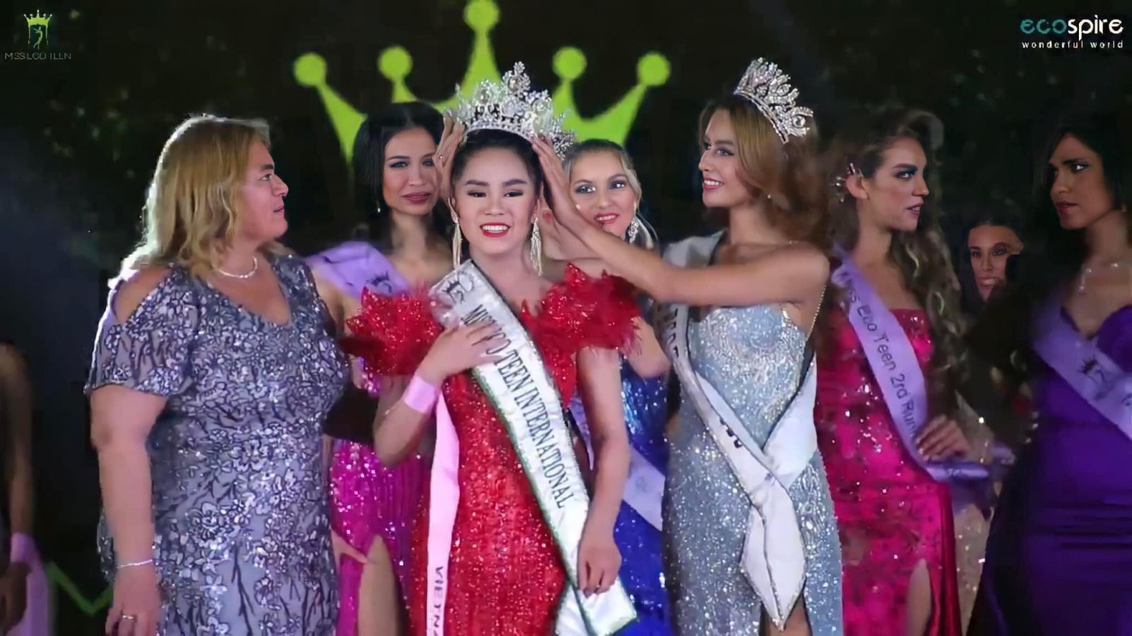 Đại diện Việt Nam Vũ Huyền Diệu đăng quang