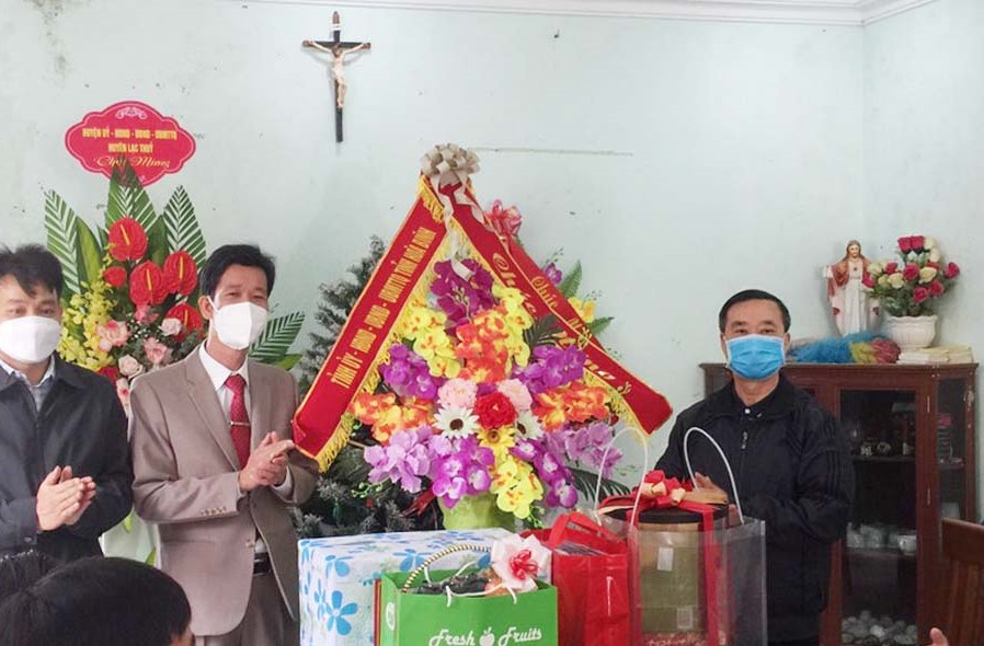Thay mặt Tỉnh uỷ, HĐND, UBND, UBMTTQ tỉnh, &amp;ocirc;ng Xa Đức Thọ, Ph&amp;oacute; Chủ tịch UBMTTQ tỉnh thăm hỏi, tặng qu&amp;agrave; Gi&amp;aacute;o xứ Khoan Dụ (Lạc Thuỷ).