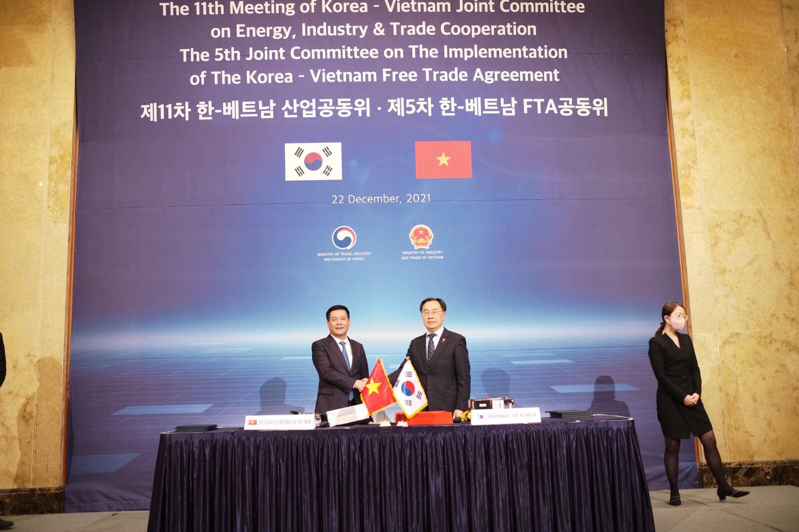 Bộ trưởng Bộ C&amp;ocirc;ng Thương Việt Nam Nguyễn Hồng Di&amp;ecirc;n đ&amp;atilde; c&amp;ugrave;ng với Bộ trưởng Bộ Thương mại, C&amp;ocirc;ng nghiệp v&amp;agrave; Năng lượng H&amp;agrave;n Quốc Moon Sung Wook