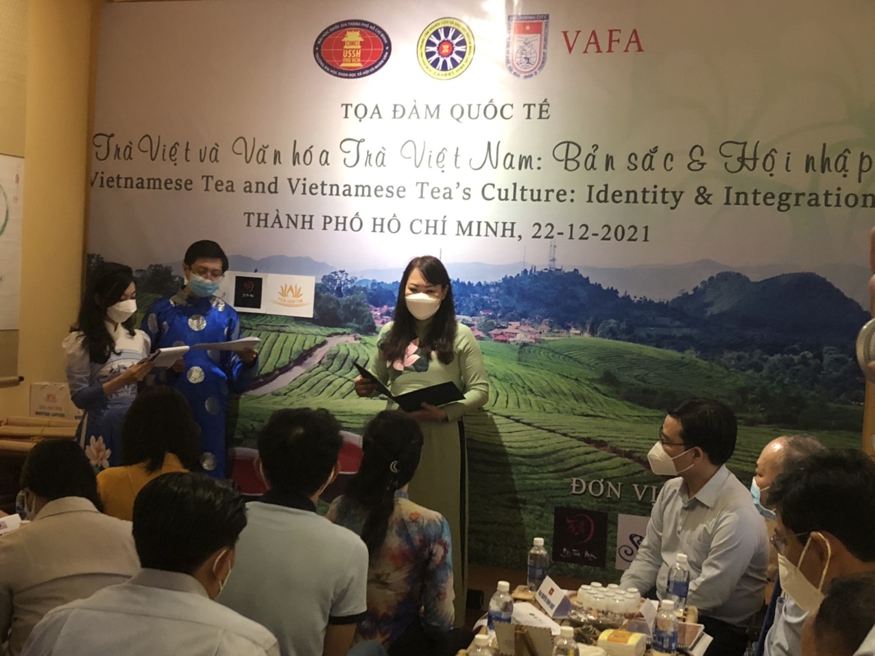 PGS.TS. Phan Hồng Xu&amp;acirc;n: Chủ tịch Hội Hữu nghị Việt Nam -Đ&amp;ocirc;ng Nam &amp;Aacute; TP.HCM, Gi&amp;aacute;m đốc Trung t&amp;acirc;m nghi&amp;ecirc;n cứu v&amp;agrave; đ&amp;agrave;o tạo nguồn nh&amp;acirc;n lực ASEAN , Trường ĐHKHXH v&amp;agrave; NV, ĐHQG - HCM