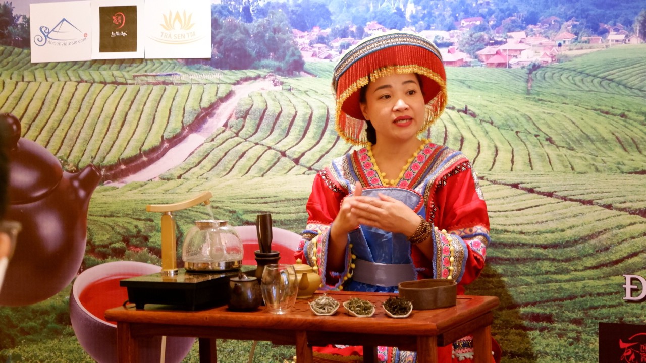Thực h&amp;agrave;nh pha tr&amp;agrave;, trải nghiệm kh&amp;ocirc;ng gian văn h&amp;oacute;a tr&amp;agrave; Việt