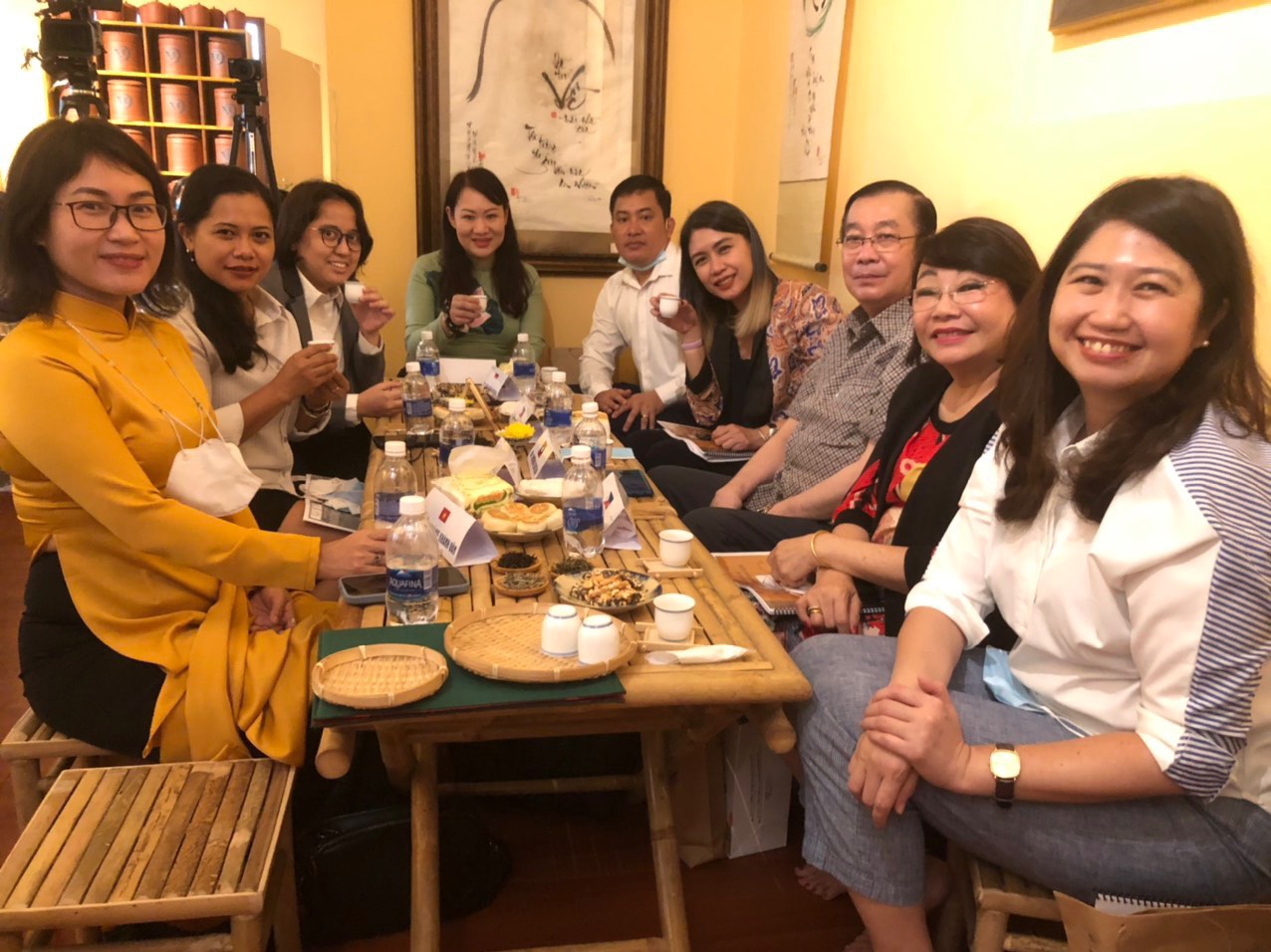 C&amp;aacute;c đại biểu tham dự Tọa đ&amp;agrave;m thưởng thức v&amp;agrave; cảm nhận văn h&amp;oacute;a Tr&amp;agrave; Việt