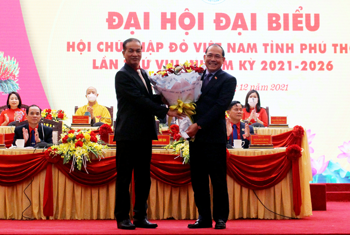 Ph&amp;oacute; Chủ tịch Trung ương Hội CTĐ Việt Nam- Trần Quốc H&amp;ugrave;ng tặng hoa ch&amp;uacute;c mừng Ph&amp;oacute; B&amp;iacute; thư Thường trực Tỉnh ủy Ph&amp;uacute; Thọ- Ho&amp;agrave;ng C&amp;ocirc;ng Thủy l&amp;agrave; Chủ tịch danh dự của Hội CTĐ tỉnh