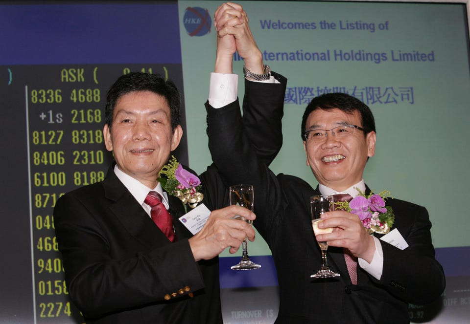 Tỷ ph&amp;uacute; Hồng K&amp;ocirc;ng Tang Yiu (b&amp;ecirc;n tr&amp;aacute;i)