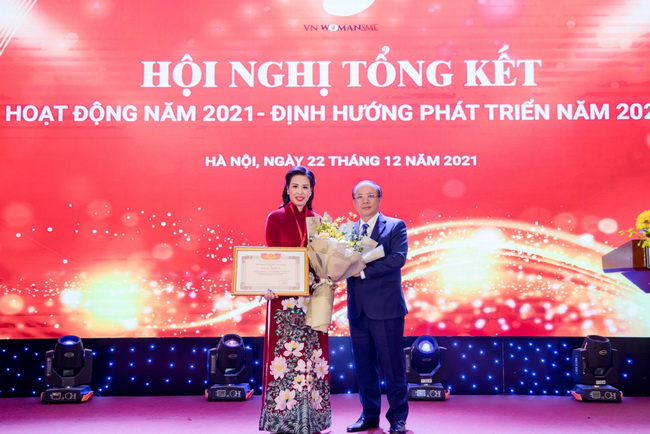 &amp;Ocirc;ng Nguyễn Văn Th&amp;acirc;n - Chủ tịch Hội doanh nghiệp nhỏ v&amp;agrave; vừa Việt Nam trao tặng Bằng khen cho Vinawomansme