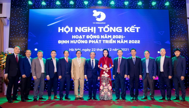 B&amp;agrave; L&amp;ecirc; Thị Minh Hoa - Chủ tịch Hiệp hội Doanh nghiệp nhỏ v&amp;agrave; vừa Việt Nam c&amp;ugrave;ng c&amp;aacute;c đại biểu tham dự Hội nghị