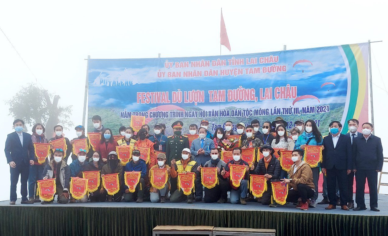 Các vận động viên tham dự Festivan dù lượn Tam Đường. Khai mạc tại bản Sì Thâu Chải, xã Hồ Thầu, huyện Tam Đường, tỉnh Lai Châu. Các vận động viên tham dự Festivan dù lượn Tam Đường. Khai mạc tại bản Sì Thâu Chải, xã Hồ Thầu, huyện Tam Đường, tỉnh Lai Châu.