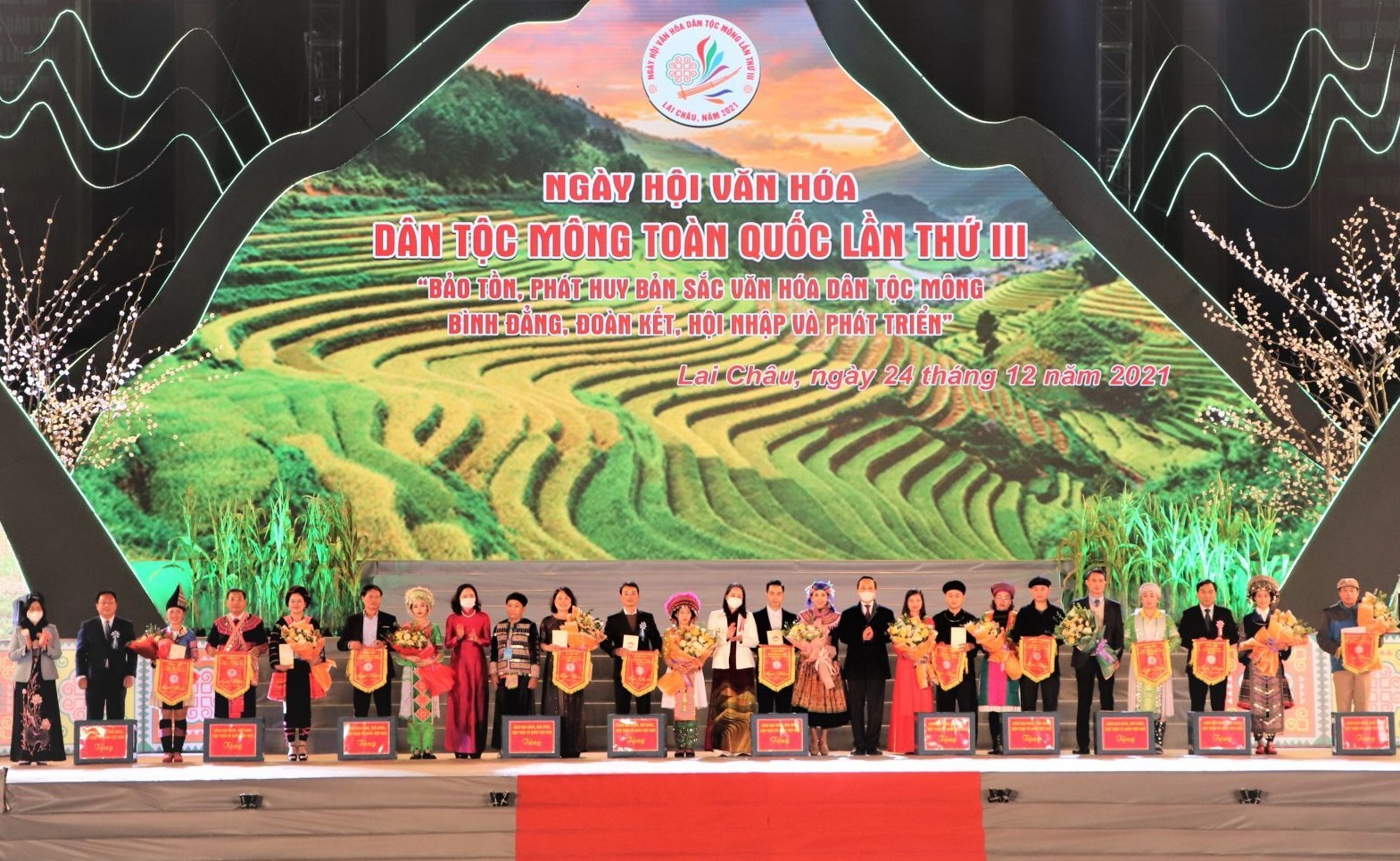Ban Tổ chức tặng cờ lưu niệm, hoa cho c&amp;aacute;c đo&amp;agrave;n tham dự Ng&amp;agrave;y hội