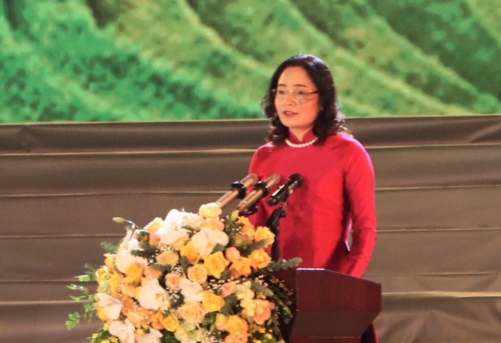 B&amp;agrave; Trịnh Thị Thuỷ - Thứ trưởng bộ Văn ho&amp;aacute;, thể thao v&amp;agrave; du lịch, trưởng ban tổ chức tuy&amp;ecirc;n bố diễn văn khai mạc ng&amp;agrave;y hội