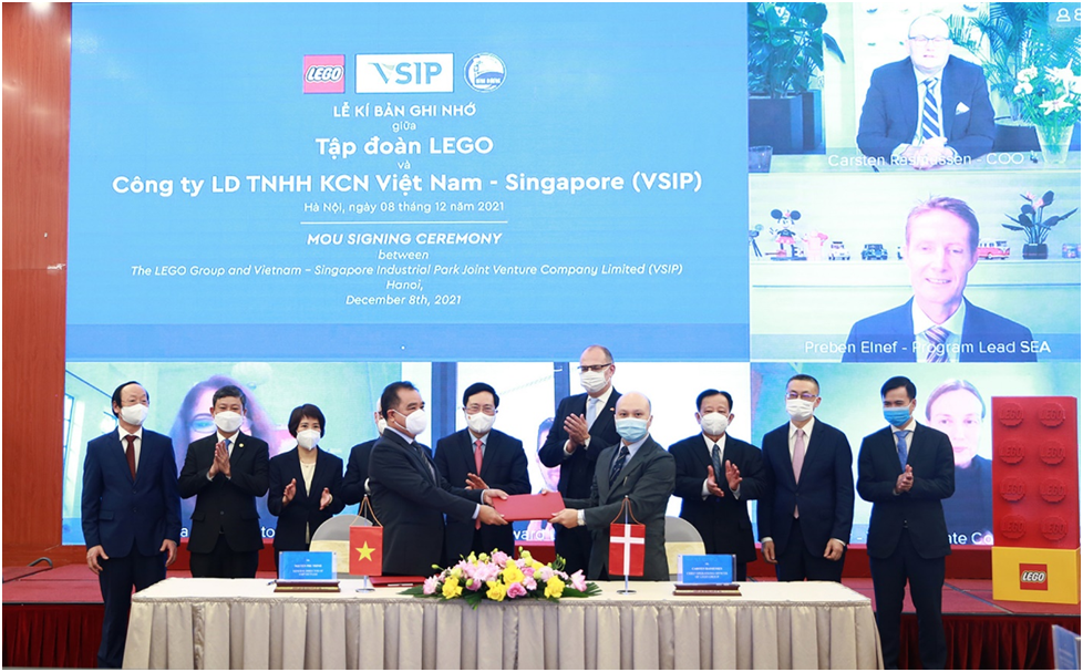 Ph&amp;oacute; Thủ tướng Thường trực Ch&amp;iacute;nh phủ Phạm B&amp;igrave;nh Minh, Đại sứ Đan Mạch tại Việt Nam Kim Hojlund Christensen c&amp;ugrave;ng chứng kiến lễ k&amp;yacute; kết Bi&amp;ecirc;n bản ghi nhớ hợp t&amp;aacute;c giữa Tập đo&amp;agrave;n LEGO (Đan Mạch) với C&amp;ocirc;ng ty Li&amp;ecirc;n doanh TNHH Khu c&amp;ocirc;ng nghiệp VSIP (B&amp;igrave;nh Dương)