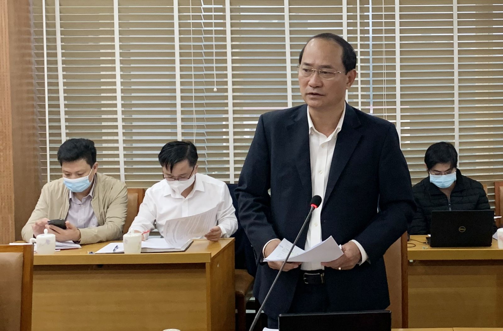 Ông Ngô Đức Ảnh - Giám đốc Sở Tài chính tỉnh Lào Cai báo cáo Ông Ngô Đức Ảnh - Giám đốc Sở Tài chính tỉnh Lào Cai báo cáo
