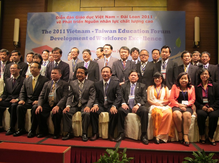 tham dự v&amp;agrave; k&amp;yacute; kết bi&amp;ecirc;n bản ghi nhớ về hợp t&amp;aacute;c đ&amp;agrave;o tạo tại &amp;ldquo;Diễn đ&amp;agrave;n gi&amp;aacute;o dục Việt Nam - Đ&amp;agrave;i Loan lần thứ hai&amp;rdquo; do Bộ Gi&amp;aacute;o dục Đ&amp;agrave;i Loan v&amp;agrave; Bộ Gi&amp;aacute;o dục v&amp;agrave; Đ&amp;agrave;o tạo Việt Nam chủ tr&amp;igrave;, tổ chức tại Đ&amp;agrave; Nẵng v&amp;agrave;o ng&amp;agrave;y 23/11/2011