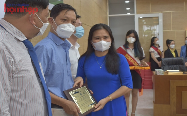 Tiến sĩ Phạm Thị Hồng Phượng, Trưởng Bộ M&amp;ocirc;n C&amp;ocirc;ng Nghệ H&amp;oacute;a Học v&amp;agrave; Vật Liệu trao bằng khen chứng nhận