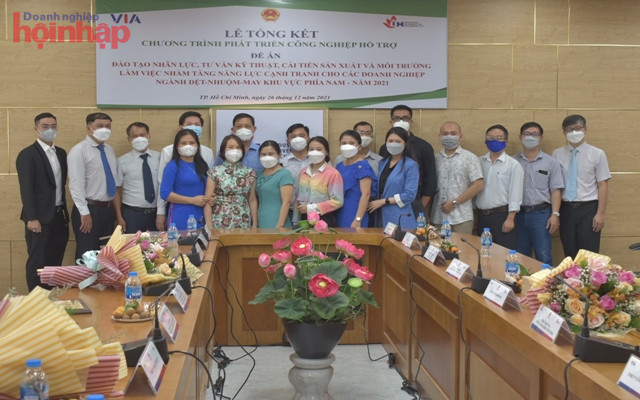 C&amp;aacute;c đại diện, chuy&amp;ecirc;n gia, giảng vi&amp;ecirc;n, doanh nghiệp tham gia chương tr&amp;igrave;nh tổng kết về đ&amp;agrave;o tạo nh&amp;acirc;n lực, tư vấn kỹ thuật, cải tiến sản xuất v&amp;agrave; m&amp;ocirc;i trường l&amp;agrave;m việc nhằm tăng năng lực cạnh tranh cho c&amp;aacute;c doanh nghiệp ng&amp;agrave;nh dệt, nhuộm, may