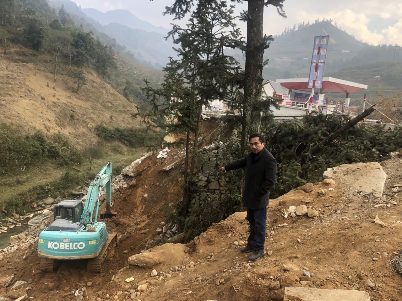 &amp;Ocirc;ng Đỗ Xu&amp;acirc;n Thảnh - Gi&amp;aacute;m đốc c&amp;ocirc;ng ty TNHH Hải Yến - Chủ c&amp;acirc;y xăng Hải Yến số 5  chỉ đạo thi c&amp;ocirc;ng c&amp;ocirc;ng tr&amp;igrave;nh