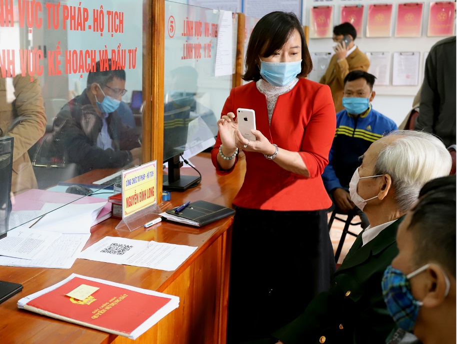 C&amp;aacute;n bộ UBND huyện Thanh Ba hướng dẫn người d&amp;acirc;n thực hiện TTHC trực tuyến tại UBND x&amp;atilde; Khải Xu&amp;acirc;n