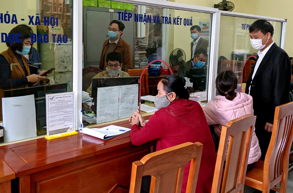 C&amp;aacute;n bộ Sở Th&amp;ocirc;ng tin v&amp;agrave; Truyền th&amp;ocirc;ng hướng dẫn người d&amp;acirc;n thực hiện TTHC tại x&amp;atilde; Ho&amp;agrave;ng Cương, huyện Thanh Ba