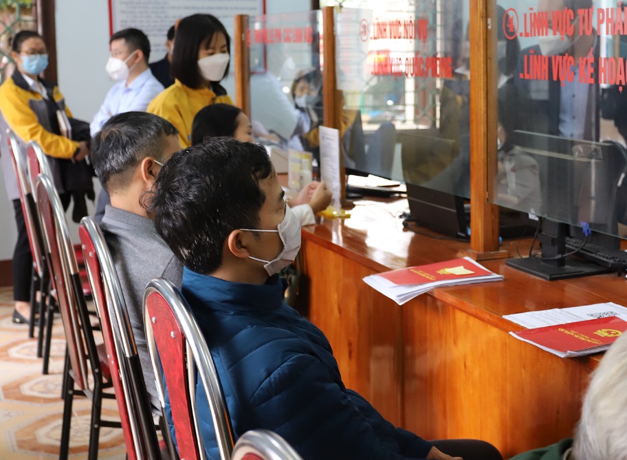 Người d&amp;acirc;n đến thực hiện TTHC trực tuyến tại UBND x&amp;atilde; Khải Xu&amp;acirc;n, huyện Thanh Ba
