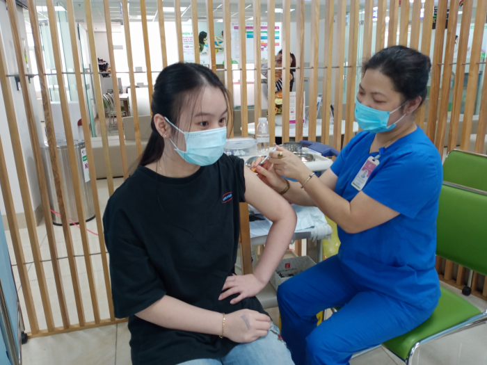 Ti&amp;ecirc;m vắc xin cho học sinh thuộc đội tuyển học sinh giỏi (Ảnh minh họa)