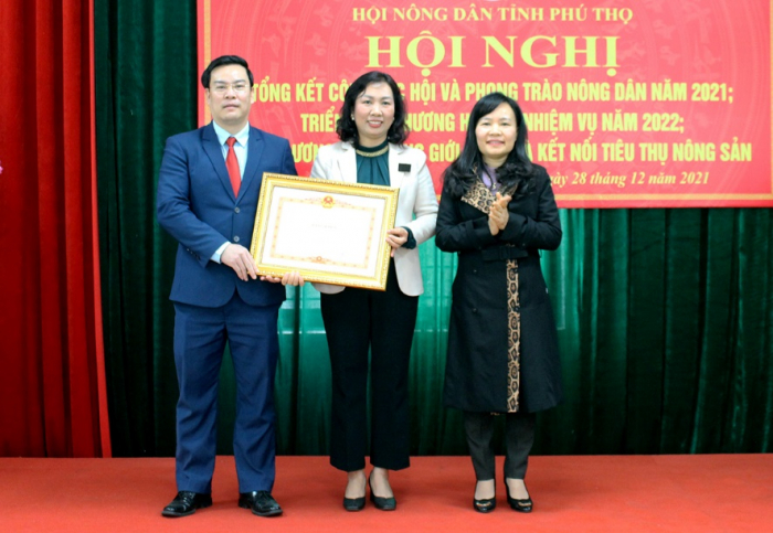 Trưởng Ban D&amp;acirc;n vận Tỉnh ủy Ph&amp;uacute; Thọ trao Bằng khen của Thủ tướng Ch&amp;iacute;nh phủ cho Hội N&amp;ocirc;ng d&amp;acirc;n tỉnh v&amp;igrave; đ&amp;atilde; c&amp;oacute; th&amp;agrave;nh t&amp;iacute;ch xuất sắc trong c&amp;ocirc;ng t&amp;aacute;c, g&amp;oacute;p phần v&amp;agrave;o sự nghiệp x&amp;acirc;y dựng chủ nghĩa x&amp;atilde; hội v&amp;agrave; bảo vệ Tổ quốc