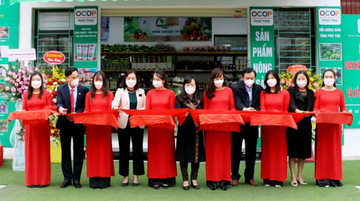 C&amp;aacute;c đại biểu cắt băng khai trương gian h&amp;agrave;ng trưng b&amp;agrave;y