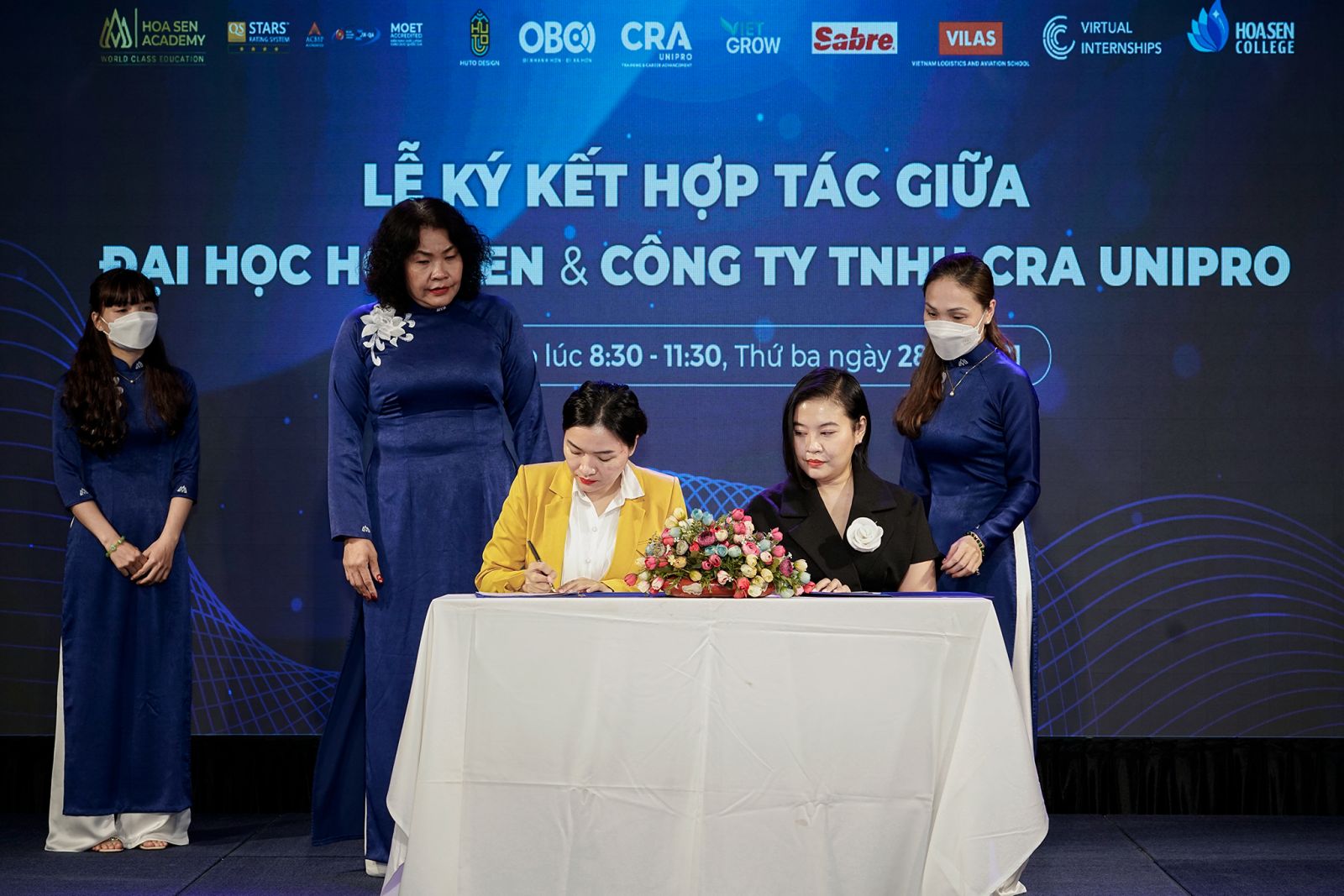 PGS.TS. V&amp;otilde; Ngọc Thu&amp;yacute; &amp;ndash; Hiệu trưởng ĐH Hoa Sen (&amp;aacute;o v&amp;agrave;ng) v&amp;agrave; b&amp;agrave; Tina Nguyễn &amp;ndash; Gi&amp;aacute;m đốc Vận h&amp;agrave;nh CRA c&amp;ugrave;ng k&amp;yacute; kết hợp t&amp;aacute;c